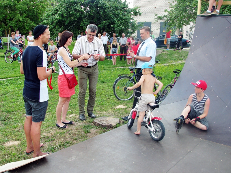 Bauskas novada domes priekšsēdētājs Raitis Ābelnieks (centrā) svinīgi atklāj skeitparku Bērzkalnos. 
Autors: Foto – Vilnis Auzāns