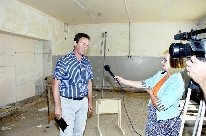 Bauska kārtējo reizi nonākusi plašsaziņas līdzekļu uzmanības lokā negatīvā rakursā. Bauskas Valsts ģimnāzijas direktors Raimonds Žabovs intervijā «TV Spektrs» izrāda klasi, kurā pēc līguma 18. jūlijā visiem darbiem bija jābūt pabeigtiem.
Autors: Ivars Bogdanovs