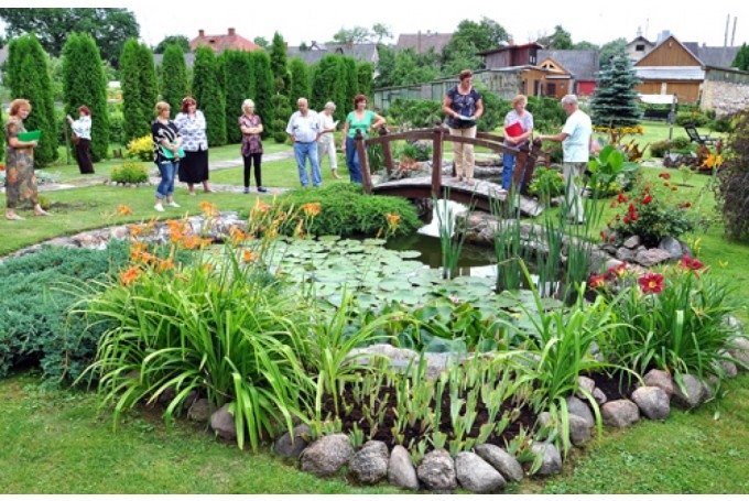 Vecumnieku novadā skaistās un rosīgās sētas un pagastus lūko jau vairākus gadus. Attēlā – komisija 2011. gadā Kurmaņa ielā 19 Skaistkalnē pie Vaisūnu ģimenes.
Autors: no „Bauskas Dzīves” arhīva.