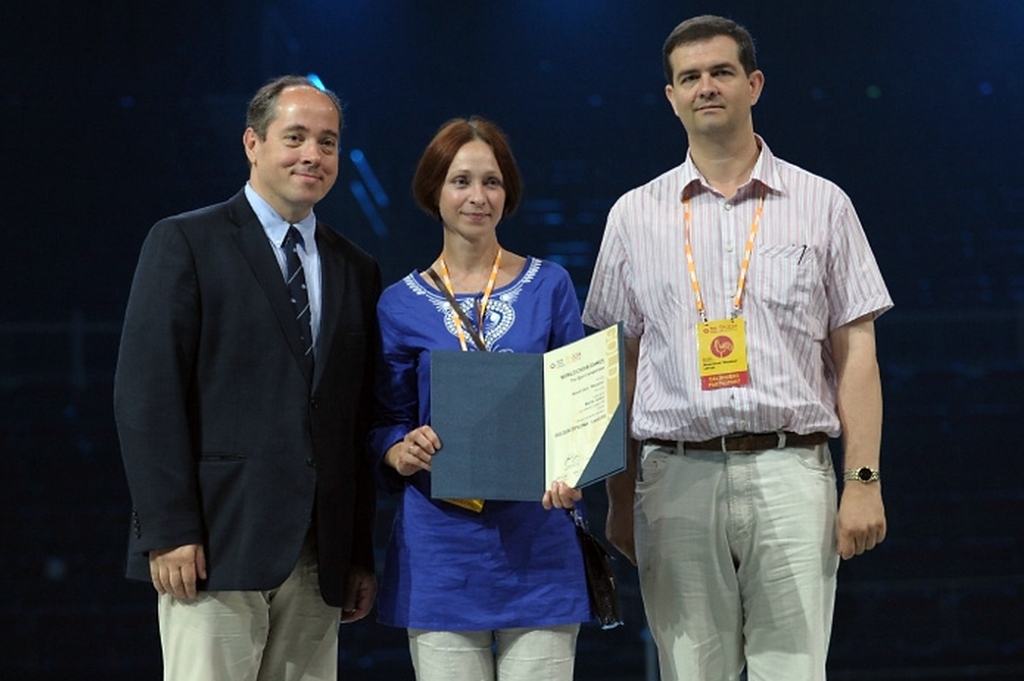 Apbalvošanas ceremonija sestdien, jauktā kora „Mežotne” pārstāvji un diriģente Mārīte Jonkus ar Zelta diplomu.

Autors: riga2014.org
