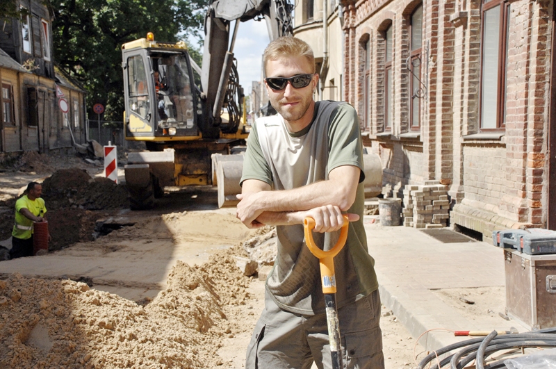 Ģirts Treide ieguvis jurista diplomu, taču viņu nebiedējot arī smagāki zemes darbi. 
Autors: Foto – Ivars Bogdanovs