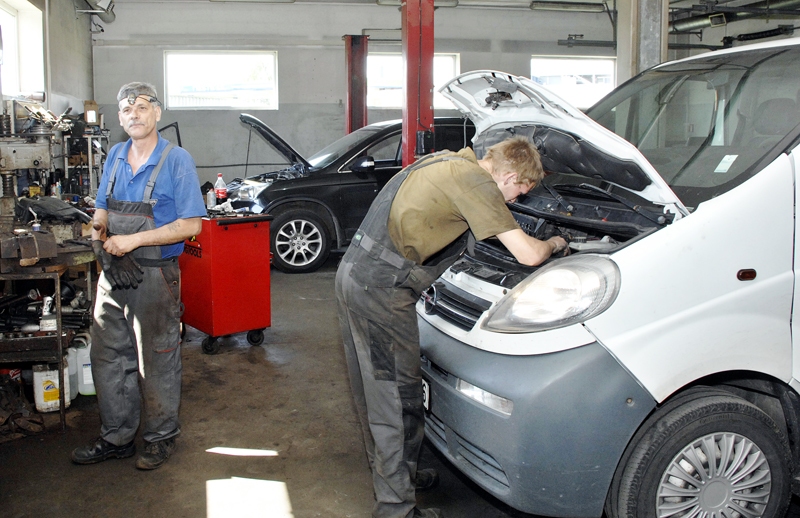 SIA «Viduļi serviss» strādā Roalds Cildermanis (no kreisās) un Jevgeņijs Mališevs. 
Autors: Foto – Ivars Bogdanovs