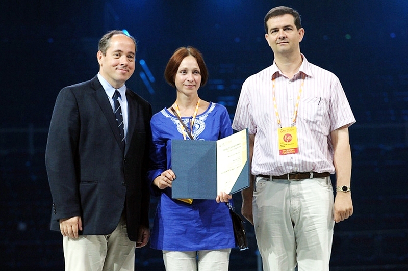 Apbalvošanas ceremonijā 19. jūlijā – jauktā kora «Mežotne dalībnieks Raitis Ignatjevs (no labās) un diriģente Mārīte Jonkus ar zelta diplomu.
Autors: Foto no riga2014.org.