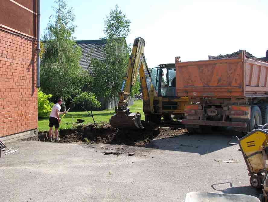 SIA «Flumina» no Bauskas novada sākusi remontdarbus Ozolaines pamatskolā. Tiek sagatavots laukums, kur izbūvēs jauno konteinertipa kurtuvi.
Autors: Vilnis Auzāns