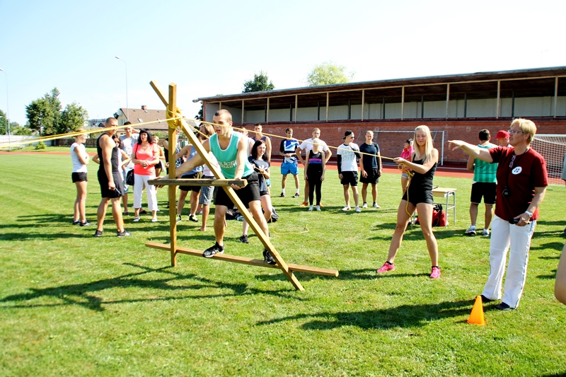 Īslīces komandai Inga Ūbele (no labās) skaidro, kā veicams stafetes otrais posms ar zārdu. 
Autors: Uldis Varnevičs
