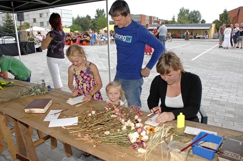 Annas dienas gadatirgus Rundāles mājtirgus placī 2013. gada jūlijā.
Autors:  no «Bauskas Dzīves» arhīva.