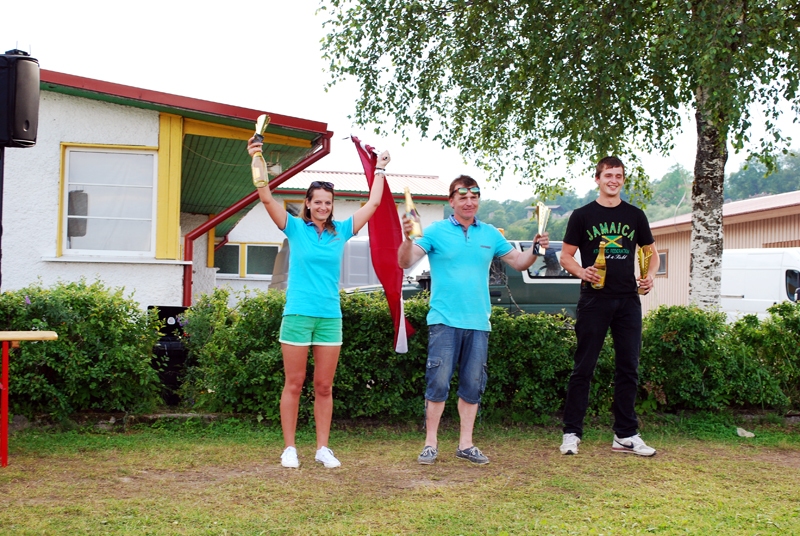 Uzvarētāju trio – Ieva Millere, Lotārs Millers (vidū) un Jānis Kuķalks.
Autors: no Milleru ģimenes albuma