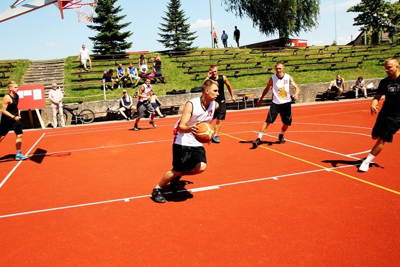 Gailīšu pagasta vienība (melnajos tērpos) šoreiz spēja apturēt baušķeniekus.
Autors: Uldis Varnevičs