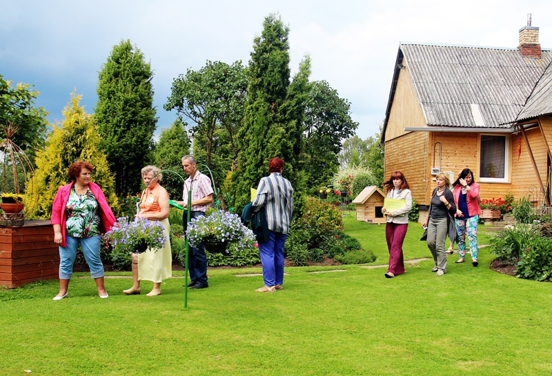 Valles pagasta lauku sētas «Stari» saimniece Daina Ezerniece izrāda mājas pagalmu komisijas locekļiem.
Autors: J. Kovals