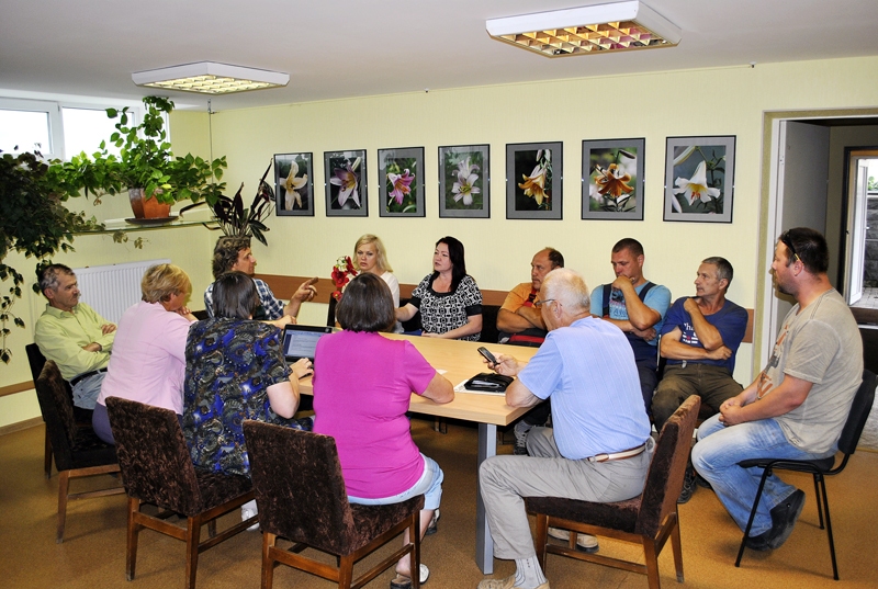 Sarunā Vecumnieku novada pašvaldībā piedalījās vairāki zemnieki, kam kaimiņos esošas zemes dēļ sanākušas domstarpības.
Autors: Foto – Māris Krūmiņš