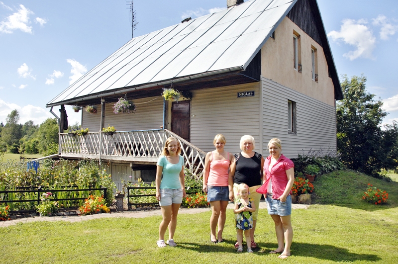 Miglānu ģimenes sievietes. No kreisās – Inita, Līga, Ilga, Anete un mazmeitiņa Megija. 
Autors: Foto – Ivars Bogdanovs
