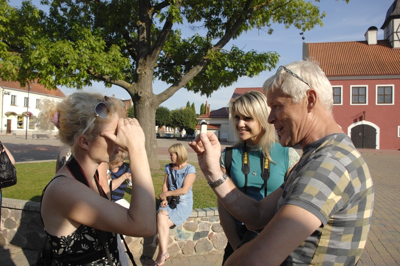 Zibakcijas dalībnieki iemūžina Bauskas vecpilsētas ainavu Rātslaukumā.
Autors: Ivars Bogdanovs
