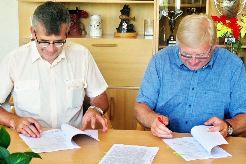 Līgumu par būvniecības darbu veikšanu Kalna un Zaļajā ielā Bauskā parakstīja SIA «Strabag» valdes priekšsēdētājs Māris Paiders (no labās) un Bauskas novada domes priekšsēdētājs Raitis Ābelnieks. 
Autors: Andra Matuļenko