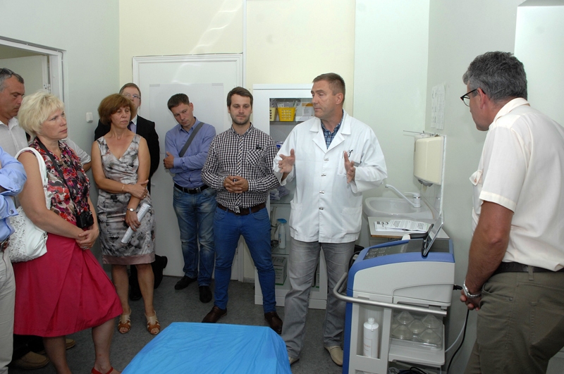 Traumatologs Vladimirs Kravecs prezentē triecienviļņu terapijas iekārtu.
Autors: Ivars Bogdanovs