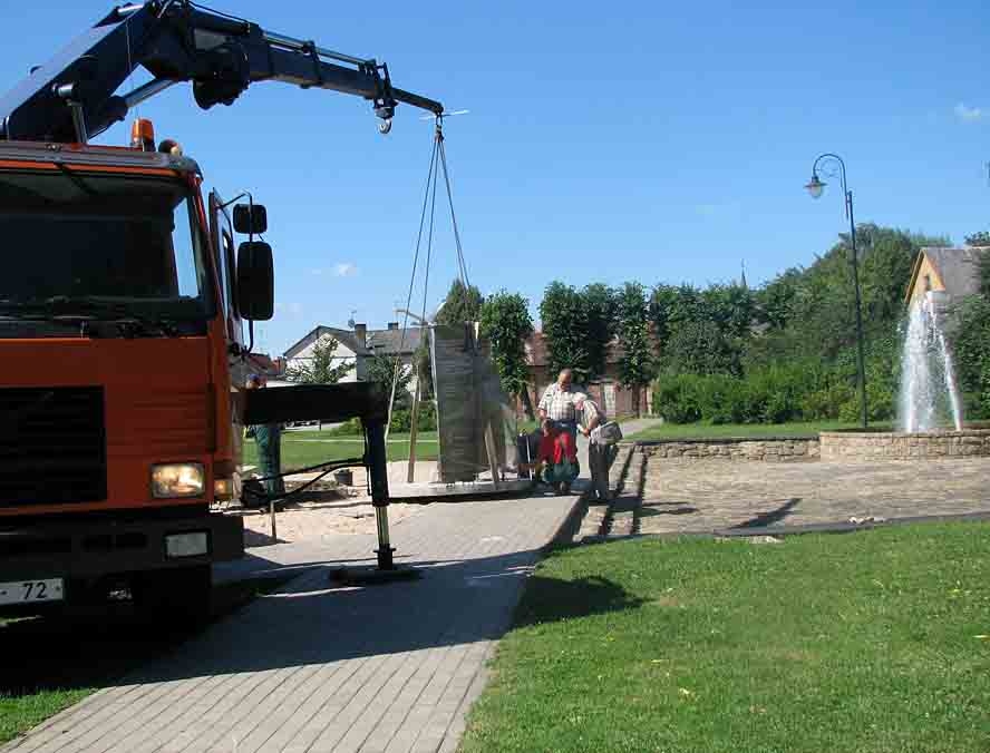 Viļa Plūdoņa piemineklis veiksmīgi nogādāts Bauskā.
Autors: Vilnis Auzāns