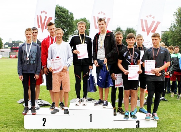 Bauskas 4×100 metru stafetes komanda uz pjedestāla otrā pakāpiena, Iecavas – uz trešā. 
Autors: Foto – Ritvars Raits, lat-athletics.lv. 