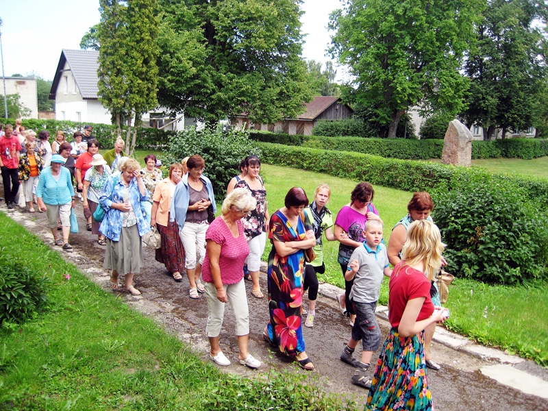 Invalīdu māšu biedrības «Ābulis» ekskursijas dalībnieki Alsungā. 
Autors: Inga Muižniece