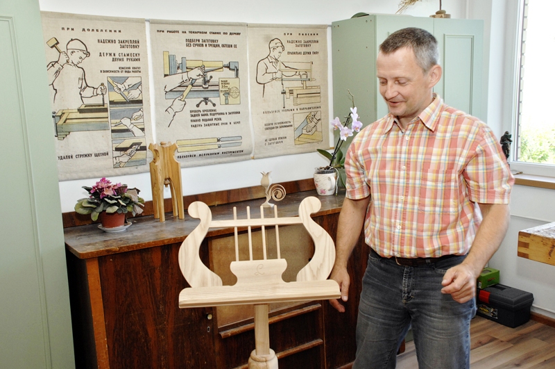 Jubilārs lepns par meitai Laurai darināto koka nošu pulti.
Autors: Ivars Bogdanovs