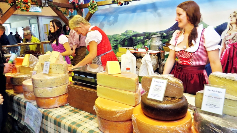 Bioloģisko saimniecību tirdziņi Austrijas pilsētās notiek regulāri, to produkti tīk gan vietējiem, gan tūristiem. 
Autors: no personiskā albuma