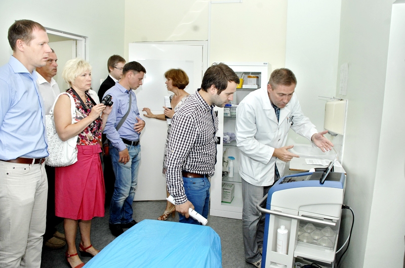 Traumatologs Vladimirs Kravecs prezentē triecienviļņu terapijas iekārtu.
Autors: Foto – Ivars Bogdanovs