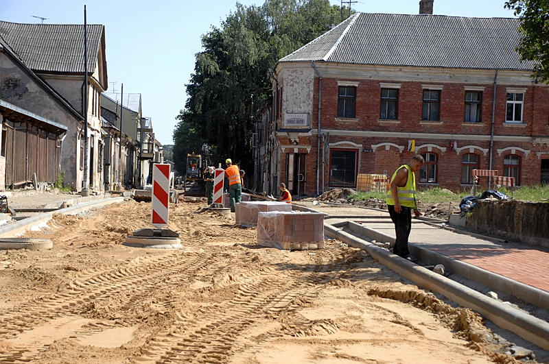 Rīgas ielā sākta brauktuves un trotuāru virsmu bruģēšana.
Autors: Ivars Bogdanovs