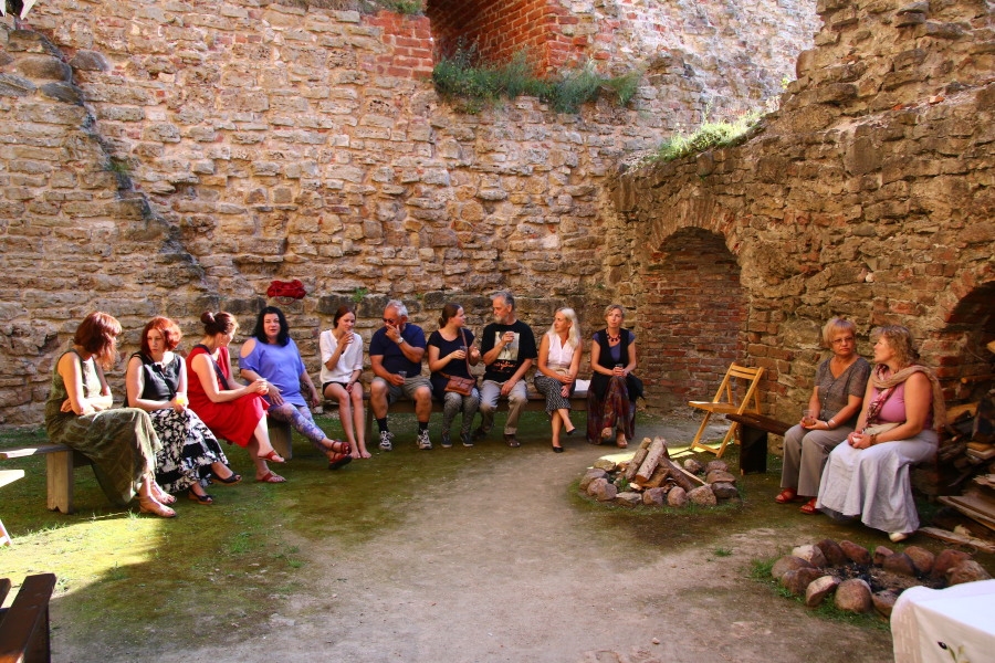 Daļa mākslinieku un domubiedru plenēra «Bauskas vasara» atklāšanā Bauskas pils pagalmiņā.
Autors: Linda Kaufmane