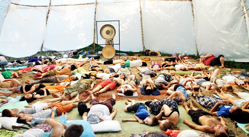 Festivāla dalībnieki Kurmenē darbojās dažādās zonās, vienā no tām viņi harmoniski «peldēja» gonga skaņās. 
Autors: Foto – Uldis Varnevičs