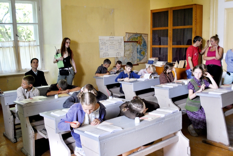 Svitenes skolā atbilstīgi 1945. gada stilistikai iekārtotajā klasē filmētas vairākas epizodes. Telpu izgaismo gan saule, gan ļoti jaudīgs prožektors.
Autors: Foto – Māris Krūmiņš