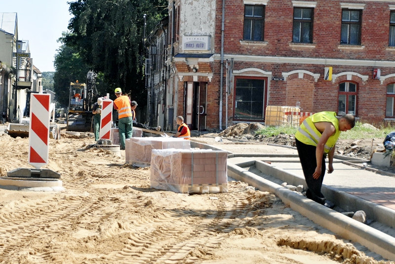 Rīgas ielā sākta brauktuves un trotuāru virsmu bruģēšana. 
Autors: Ivars Bogdanovs