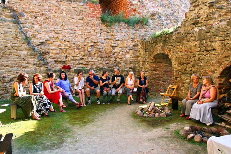 Bauskas pils pagalmiņā notika plenēra atklāšana neformālā gaisotnē, kurā piedalījās mākslinieki, domubiedri un atbalstītāji. 
Autors: Linda Kaufmane