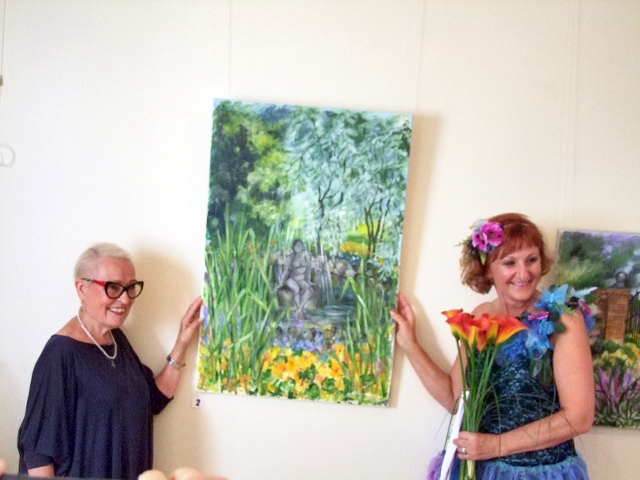 Māksliniece Rīka Hautameki (no kreisās) dāvāja vienu gleznu Iecavas kultūras namam, to saņem iestādes direktore Alma Spale.
Autors: Foto no biedrības «Liepas» albuma.