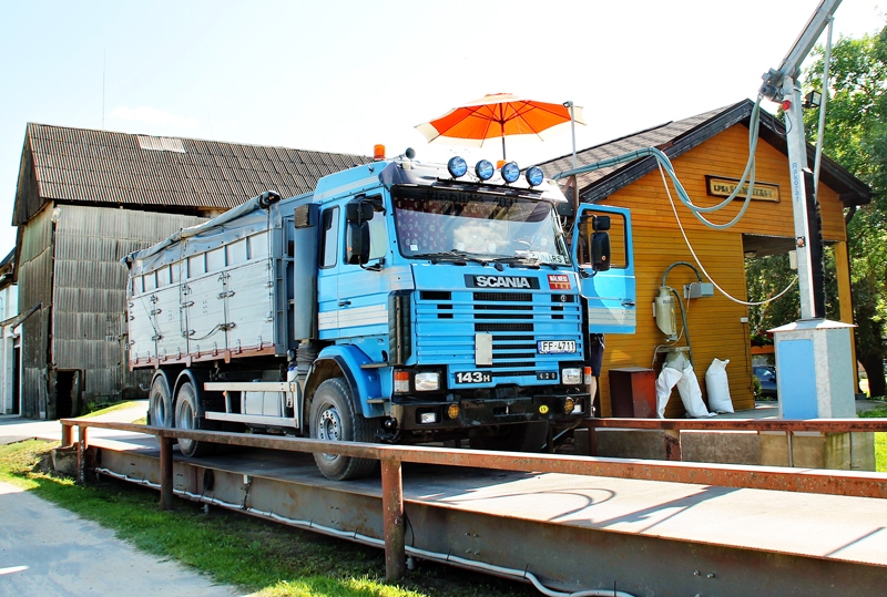 Kravas auto nosver pēc ražas veduma izbēršanas, lai reģistrētu starpību.
Autors: Uldis Varnevičs