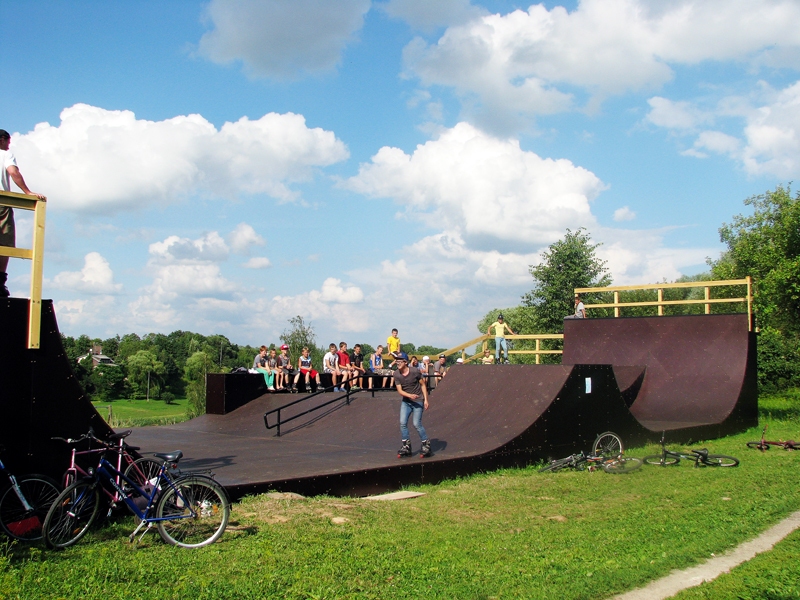 Bērzkalnos, kas nav tālu no Bauskas, nesen atklāts jauns skeitparks, tomēr pilsētas jaunieši jūtas mazliet «apdalīti» un uzskata, ka vecais skeitparks Bauskā ir jāatjauno.
Autors: Vilnis Auzāns