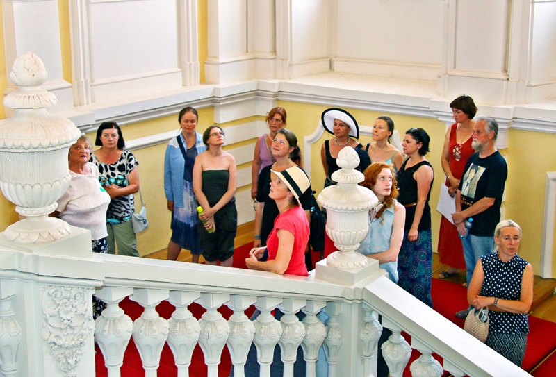 Rundāles pili mākslinieki skata pēc pilnīgas tās restaurācijas pabeigšanas.
Autors: Linda Kaufmane