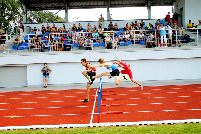 Einārs Lazdiņš (zilajā kreklā) uzvarēja savā skrējienā, bet kopvērtējumā tomēr ceturtajā vietā.
Autors: Uldis Varnevičs
