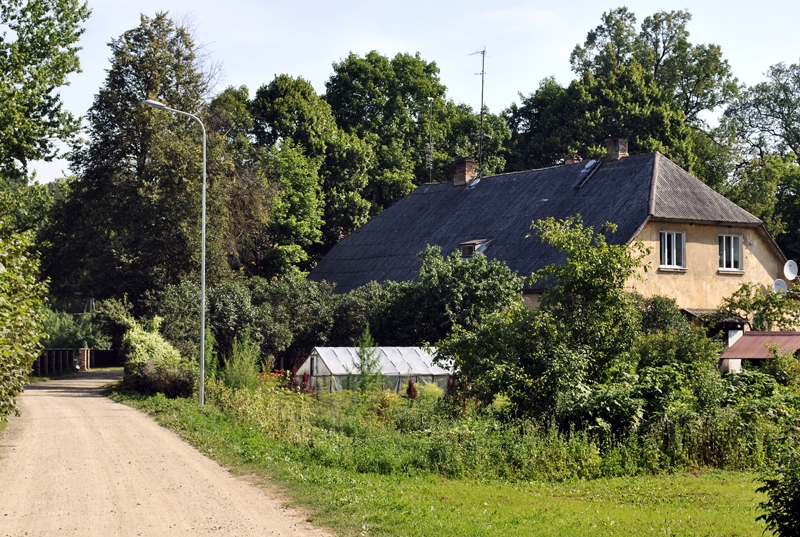 Ziedoņu ciemā ir kļuvis gaišāk. Pašvaldība tur uzstādīja 17 apgaismojuma balstus ar laternām.
Autors: Māris Krūmiņš