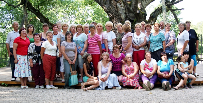 «Apvāršņa» kopbilde pie Stelmužas ozola.
Autors: I. Vilciņa