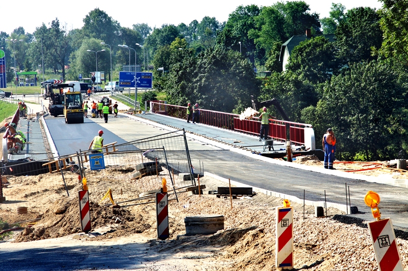 Uz Mūsas tilta pirmo asfalta kārtu uzklāja 29. jūlijā. 
Autors: Uldis Varnevičs