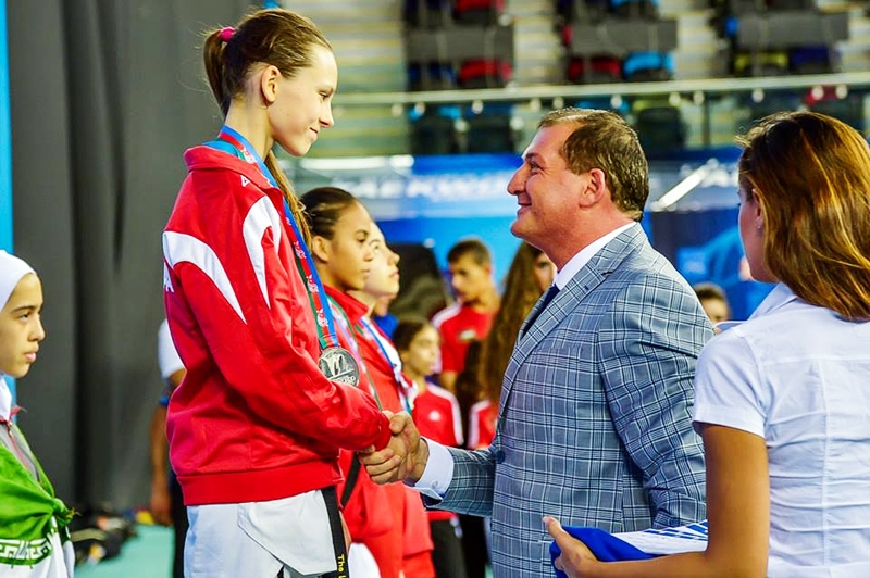 Jolantu Tarvidu sveic Metins Sahins, Turcijas Teikvondo federācijas prezidents.
Autors: Publicitātes foto.