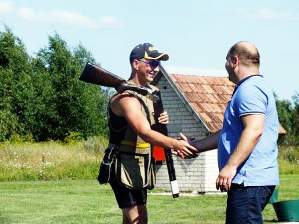 Emīlu Starodubcevu pēc fināla sveic pieredzējušais Valdis Kalējs.
Autors: Foto no sasa.lv.