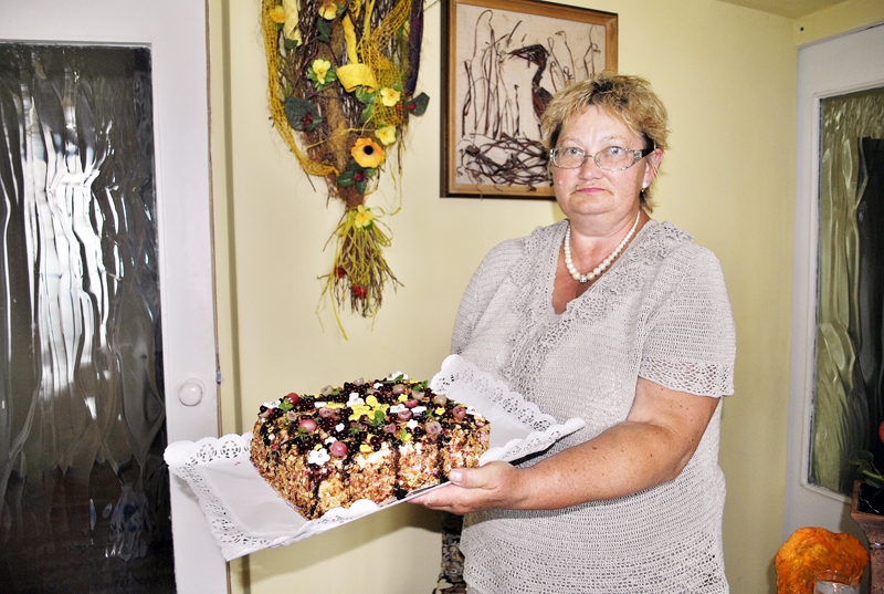 Biruta Janočko, sacenšoties ar kūku cepējām no visas Zemgales, ieguvusi otro vietu ar pirmo reizi ceptu siera kūku «Rīta rasa».
Autors: Māris Krūmiņš 