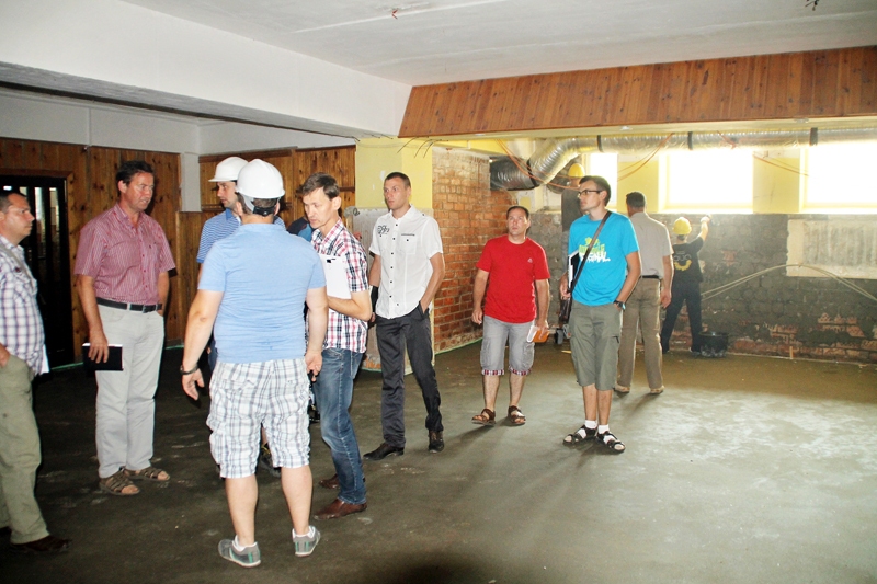 Bauskas Valsts ģimnāzijas ēdnīcā aizvadītajā nedēļā iebetonēta grīda. 
Autors: Uldis Varnevičs