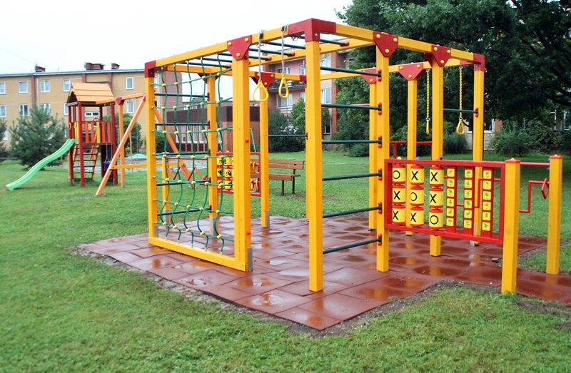 Zaļās ielas pagalmā, pie veikala «Apavu namiņš», šonedēļ uzstādītas spēļu ierīces bērniem. 
Autors: Uldis Varnevičs