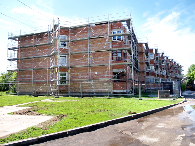 Iecavā, Dārza ielā 4, ēkas energoefektivitātes uzlabošanas darbus veic SIA «Kvēle». 
Autors: Antra Ērgle