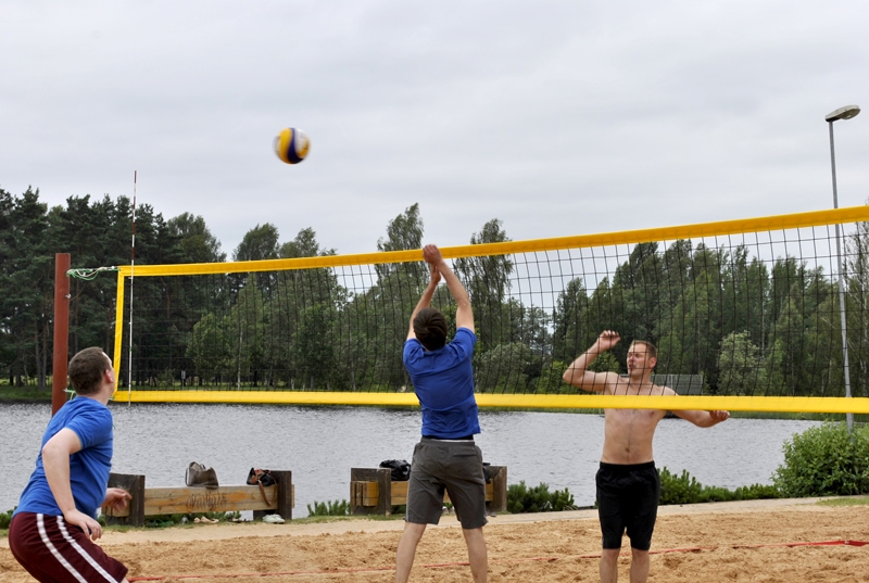 Vecā ezera ūdeņos Vecumniekos pēc spēles veldzi rod aktīvie volejbolisti. 
Autors:  Ieva Elizabete Ērgle