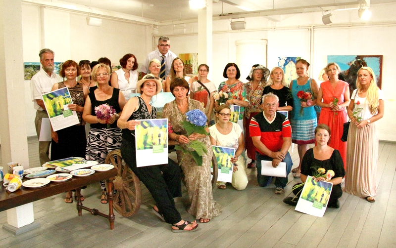 Plenēra «Bauskas vasara» dalībnieku un atbalstītāju kopbilde. Priekšplānā centrā plenēra rīkotājas – gleznotāja Elga Grīnvalde (no kreisās) un Indra Liepa no «Meistara Gotharda».
Autors:  Linda Kaufmane