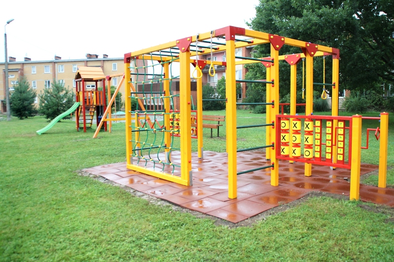 Zaļās ielas pagalmā Bauskā, pie veikala «Apavu namiņš», pagājušajā nedēļā uzstādītas spēļu ierīces bērniem.
Autors: Uldis Varnevičs