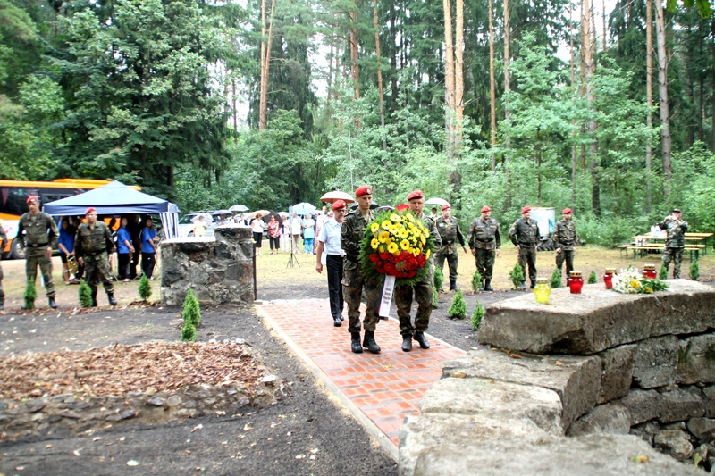 Vācu karavīri noliek ziedus atjaunotajos Brāļu kapos.
Autors: Uldis Varnevičs