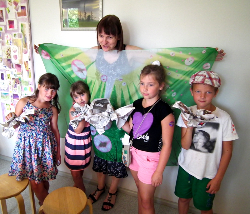 Bērni kopā ar Jūrmalas leļļu teātra studijas vadītāju Ingūnu Radziņu darināja lelles un uzveda izrādi. 
Autors: No bibliotēkas albuma.