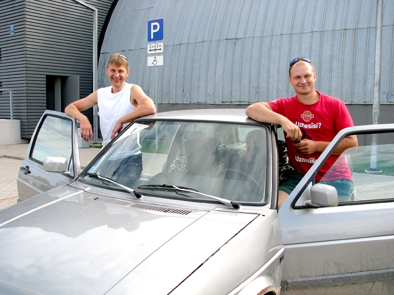 Uzvarētāji un kluba «Bauska ‘97» kausa ieguvēji autoorientēšanās sacīkstēs Guntars Žilinskis (no labās) un Jānis Eimuss. Abi danco tautas deju kopā «Mēmele» un mēģinājumos nosprieduši, ka jāizmēģina arī autosacīkstes.
Autors: Vilnis Auzāns